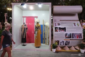 Ho Chi Minh City Celebrates 10th Ao Dai Festival with Stunning Runway on Nguyen Hue Street - image 10