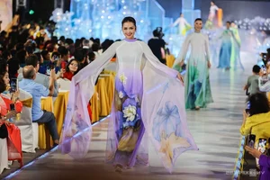 Ho Chi Minh City Celebrates 10th Ao Dai Festival with Stunning Runway on Nguyen Hue Street - image 9