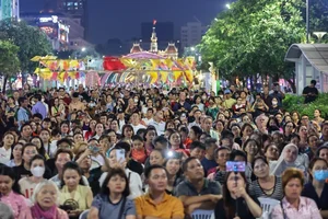 Ho Chi Minh City Celebrates 10th Ao Dai Festival with Stunning Runway on Nguyen Hue Street - image 0