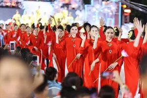 Ho Chi Minh City Celebrates 10th Ao Dai Festival with Stunning Runway on Nguyen Hue Street - image 2