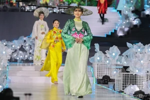 Ho Chi Minh City Celebrates 10th Ao Dai Festival with Stunning Runway on Nguyen Hue Street - image 8