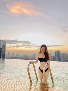 The Rise of the 'Fox-Like' Beauty: Sitcom Star Captivates with New Photoshoot - image 4