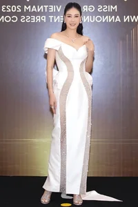 Miss Bao Ngoc Flaunts Her Famous 1.23m Legs in Ultra-Short Dress - image 2