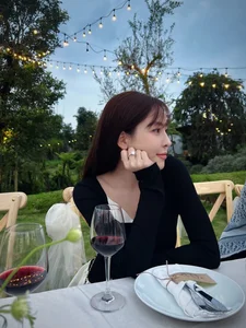 Hot Girl Tram Anh Redefines Her Style with Elegant, Modest Fashion - image 4