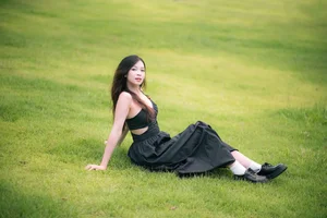 YiTuYu Art Language Vol. 4944 featuring Xiao Qiu: Elegant Portraiture - image 2