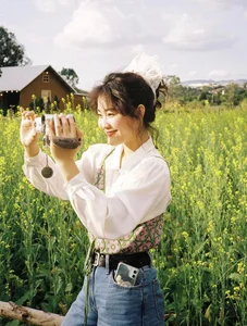 Beautiful Nha Trang Girl Wins Hearts with Her Classic Vintage Fashion Style - image 2
