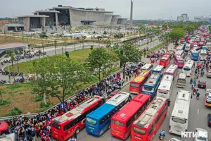 Massive Crowds and Traffic Surge at the New Vietnam Military History Museum in Hanoi - image 9