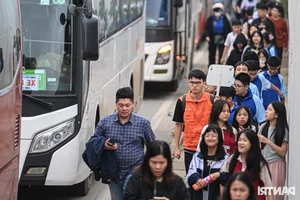 Massive Crowds and Traffic Surge at the New Vietnam Military History Museum in Hanoi - image 2