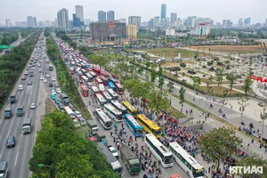Massive Crowds and Traffic Surge at the New Vietnam Military History Museum in Hanoi - image 12