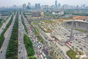 Massive Crowds and Traffic Surge at the New Vietnam Military History Museum in Hanoi - image 6