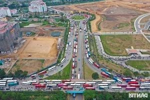 Massive Crowds and Traffic Surge at the New Vietnam Military History Museum in Hanoi - image 8
