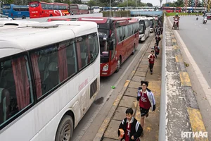 Massive Crowds and Traffic Surge at the New Vietnam Military History Museum in Hanoi - image 5