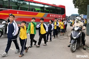 Massive Crowds and Traffic Surge at the New Vietnam Military History Museum in Hanoi - image 11