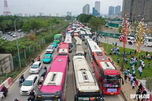 Massive Crowds and Traffic Surge at the New Vietnam Military History Museum in Hanoi - image 7