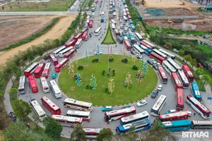 Massive Crowds and Traffic Surge at the New Vietnam Military History Museum in Hanoi - image 0