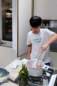 Le Quyen’s Son Prepares Gourmet Meal, Showcasing Down-to-Earth Upbringing - image 16