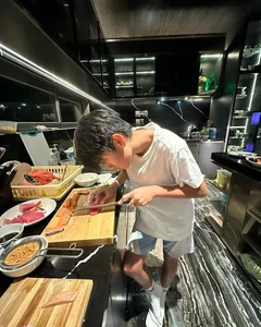 Le Quyen’s Son Prepares Gourmet Meal, Showcasing Down-to-Earth Upbringing - image 15