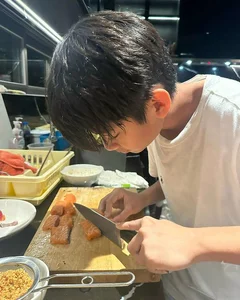 Le Quyen’s Son Prepares Gourmet Meal, Showcasing Down-to-Earth Upbringing - image 1