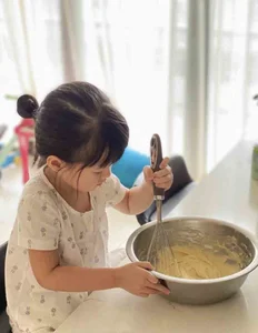 Le Quyen’s Son Prepares Gourmet Meal, Showcasing Down-to-Earth Upbringing - image 11