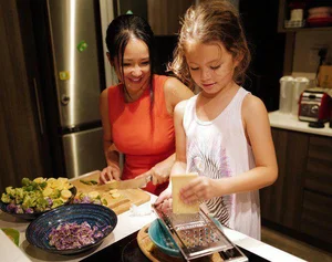Le Quyen’s Son Prepares Gourmet Meal, Showcasing Down-to-Earth Upbringing - image 2