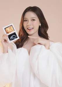 Vietnamese Influencer Sam Confirms Pregnancy and Showcases Stunning Maternity Fashion Style - image 9