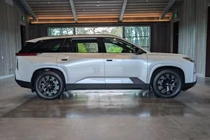 Toyota Highlander Hybrid Sales Surge Amid Electric SUV Delay - image 2