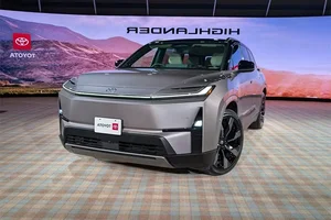 Toyota Highlander Hybrid Sales Surge Amid Electric SUV Delay - image 0