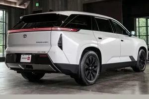 Toyota Highlander Hybrid Sales Surge Amid Electric SUV Delay - image 3