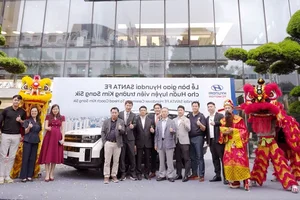Hyundai Thanh Cong Delivers Brand-New SantaFe to Coach Kim Sang-sik - image 0