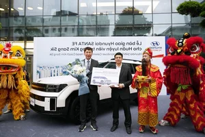 Hyundai Thanh Cong Delivers Brand-New SantaFe to Coach Kim Sang-sik - image 1