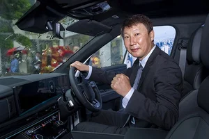 Hyundai Thanh Cong Delivers Brand-New SantaFe to Coach Kim Sang-sik - image 3
