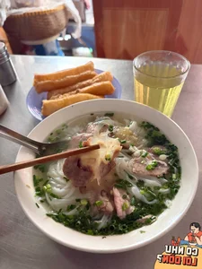 Hanoi Pho Stall Serves Delicious Bowls for Just 23,000 VND - image 4