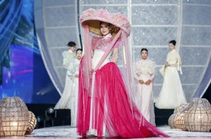 Miss Universe Stars Shine on Nguyen Hue Street with Data Network Inspired Fashion - image 0