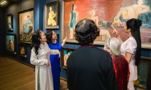 Three Generations of Miss Vietnam Ngoc Han's Family Attend Art Exhibition - image 0
