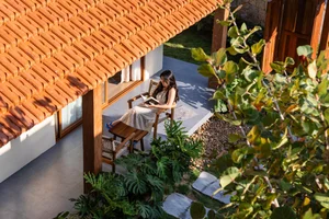 Luyen’s Home in Phu Yen: A Harmonious Blend of Modern Vacation Living and Traditional Vietnamese Architecture - image 6
