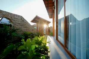 Luyen’s Home in Phu Yen: A Harmonious Blend of Modern Vacation Living and Traditional Vietnamese Architecture - image 5