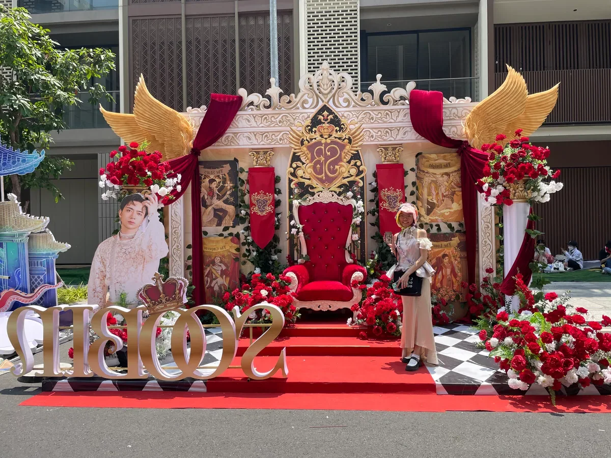 Fans Brave the Heat for 'Anh Trai Vuot Ngan Chong Gai' Concert