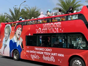 Fans Brave the Heat for 'Anh Trai Vuot Ngan Chong Gai' Concert - image 1