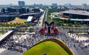 Fans Brave the Heat for 'Anh Trai Vuot Ngan Chong Gai' Concert - image 6