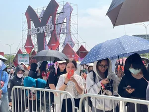 Fans Brave the Heat for 'Anh Trai Vuot Ngan Chong Gai' Concert - image 4
