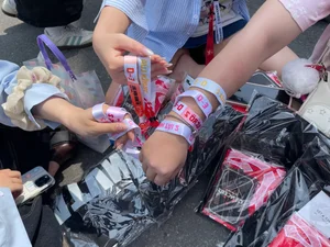 Fans Brave the Heat for 'Anh Trai Vuot Ngan Chong Gai' Concert - image 2