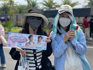 Fans Brave the Heat for 'Anh Trai Vuot Ngan Chong Gai' Concert - image 5