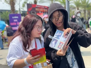 Fans Brave the Heat for 'Anh Trai Vuot Ngan Chong Gai' Concert - image 7
