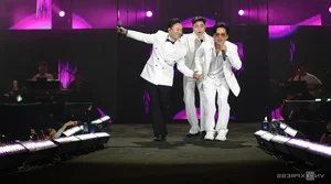 NSND Tu Long Performs Modern Pop Hit in Traditional Style - image 4