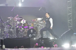 NSND Tu Long Performs Modern Pop Hit in Traditional Style - image 11
