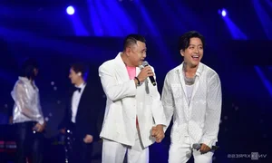 NSND Tu Long Performs Modern Pop Hit in Traditional Style - image 3