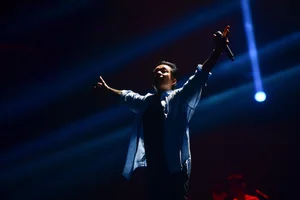 NSND Tu Long Performs Modern Pop Hit in Traditional Style - image 1