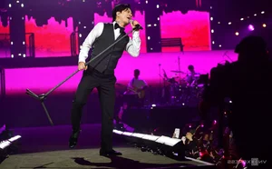 NSND Tu Long Performs Modern Pop Hit in Traditional Style - image 12