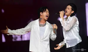 NSND Tu Long Performs Modern Pop Hit in Traditional Style - image 15
