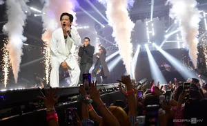 NSND Tu Long Performs Modern Pop Hit in Traditional Style - image 16